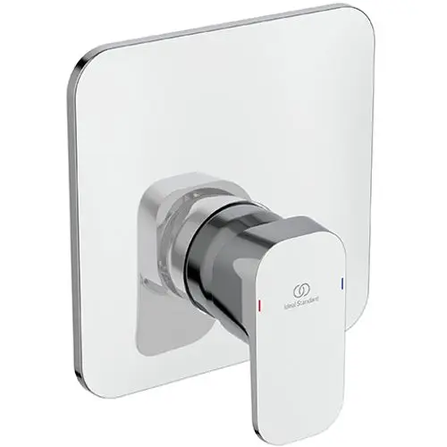 Brausearmatur in Chromoptik mit quadratischem Bedienpanel. Der Drehgriff hat eine rote und eine blaue Kennzeichnung. Produkt von Ideal Standard.